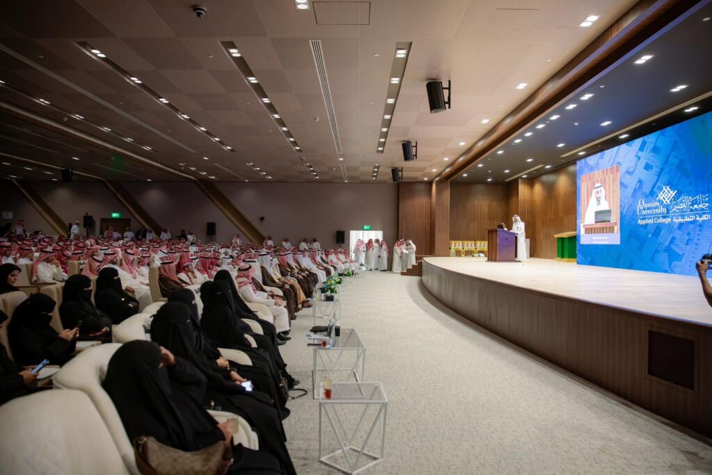 رئيس الجامعة يرعى حفل الكلية التطبيقية «مواءمة وشراكة وتمهين»