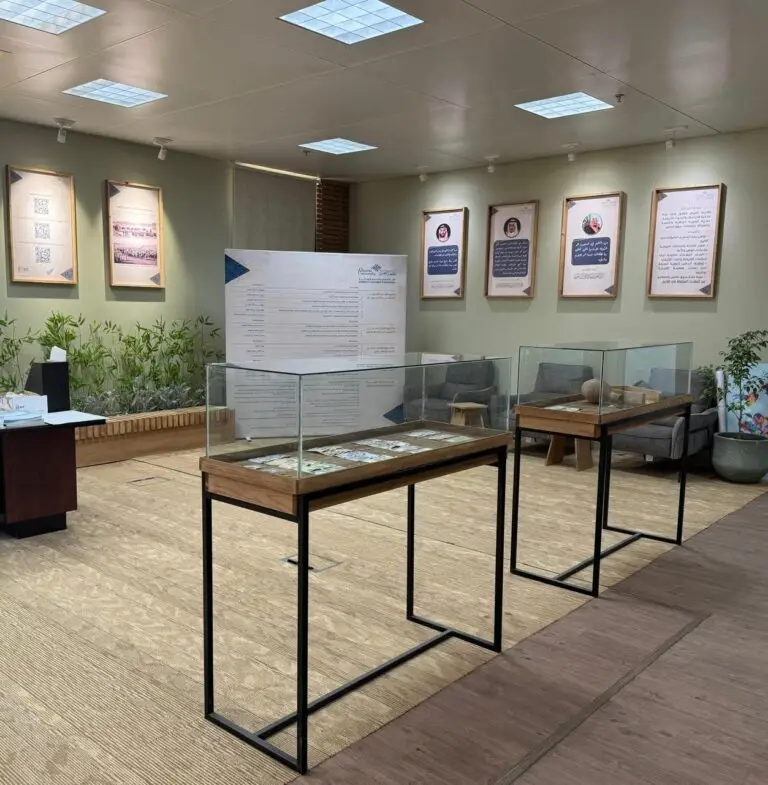 عرض قاعة عرض حديثة تضم طاولات عرض خشبية مغطاة بالزجاج، وتزيّن جدرانها ملصقات معلوماتية كما تنتشر فيها نباتات خضراء تمنح المكان حيوية وهدوءًا وتتوفر مقاعد مريحة ومقعد استراحة أجواء هادئة وجاذبة للزوار.