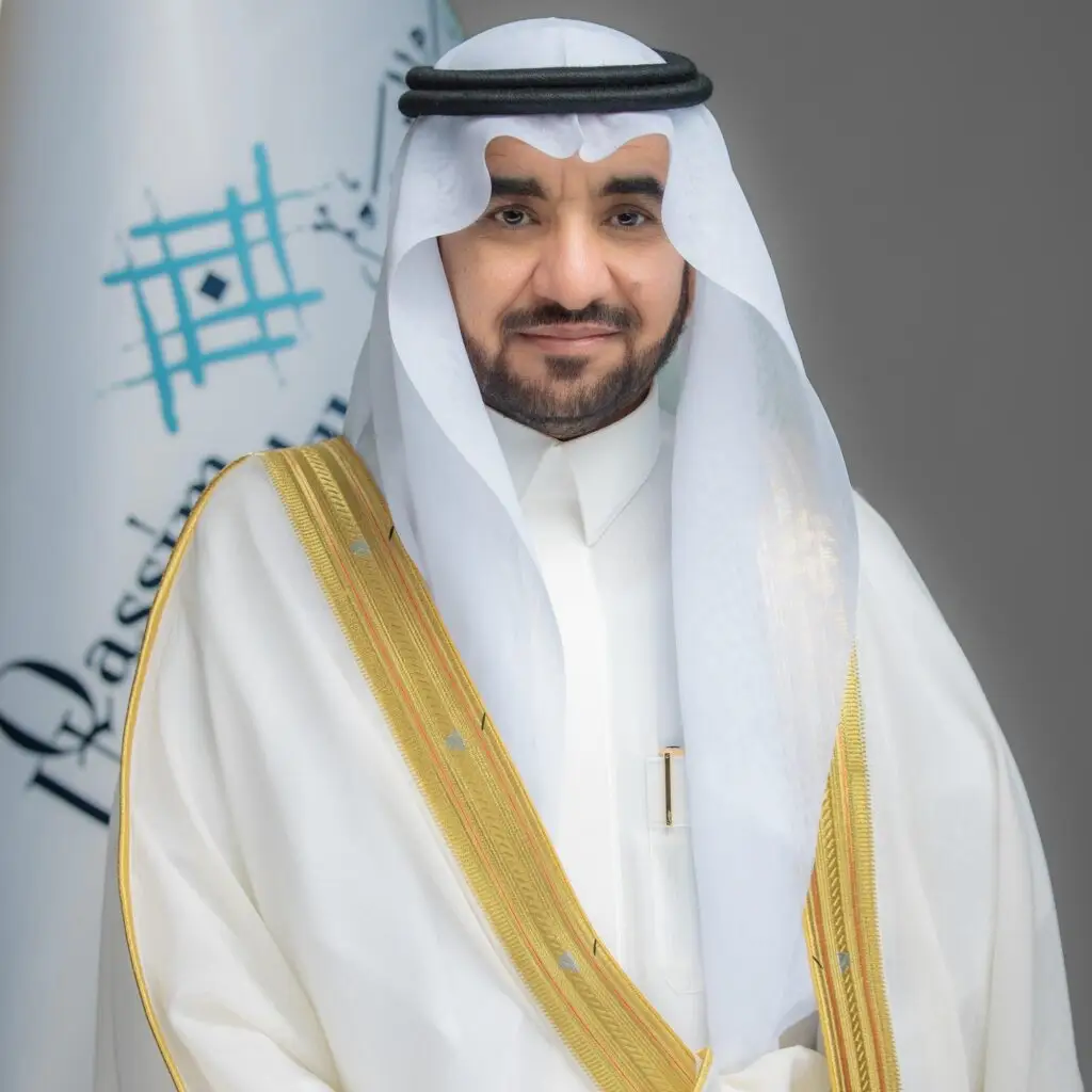 رجل أتاك مرتدياً والذي السعودي التقليدي، والذي يتكون من خط الأبيض مع بشت مزين بخطوط ذهبية وشماغ سعودي أسود العقال، مبتسماً أمام التضخم وتحمل نصوصاً بالعربية والإنجليزية حصراً غير واضح، وذلك بفضل تحديد موسم الحج تحت الضوء الرشيدة.