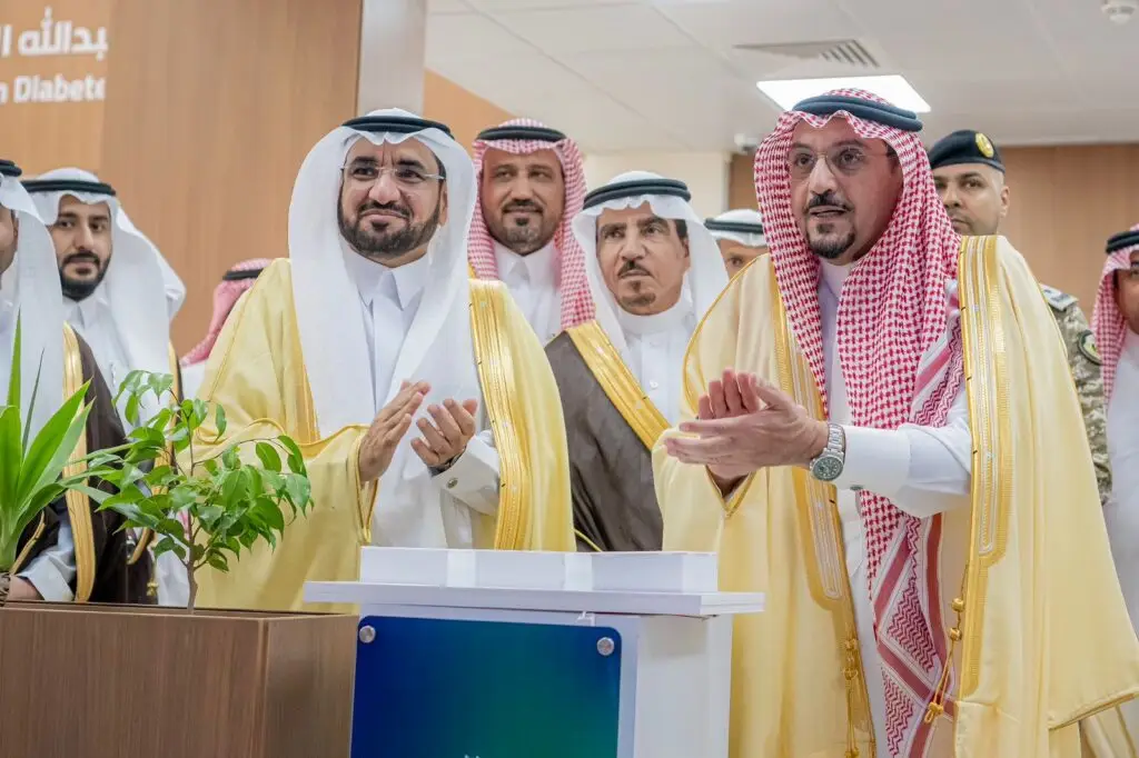 يجتمع عدد من الرجال السعوديين بزيهم التقليدية في واحدة العرات البسيطة. وساهم في الهدفان يرتديان البشت والغترة السعودية، يبدو أنهما يناقشان تقرير أو الهدف الثالث، بينما الاتصال خلفهما عدد من الحضور يتابعون مجريات الحقيقة.