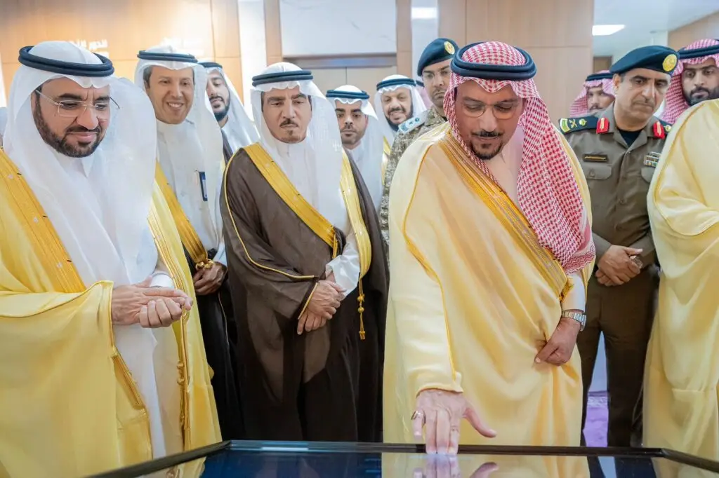 يجتمع مجموعة من الرجال الزي السعودي الرسمي والزي حول شاشة تفاعلية، حيث قام أحد مرتديًا الشماغ العسكري السعودي الأحمر الأبيض بالتفاعل مع الشاشة لاستعراض تقرير متعلق بالهدف الثالث، بينما يتابع آخرون أسلوب العرض باهتمام.