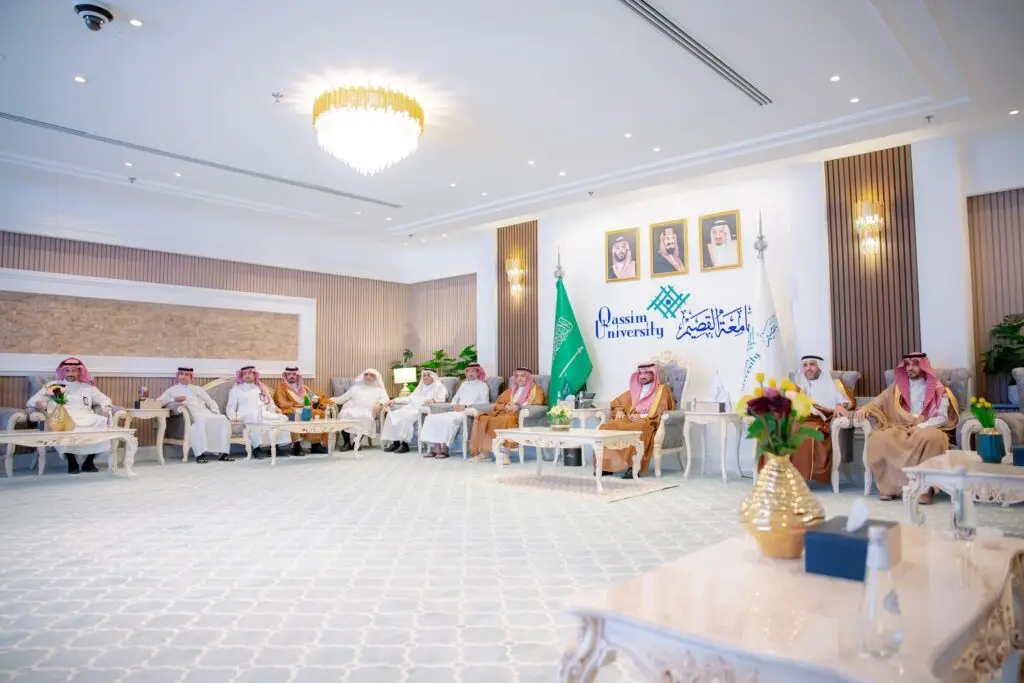An official meeting was held at the Applied College in Qassim, in the presence of the university president and a number of men dressed in traditional Saudi clothing with a shemagh or Saudi ghutra, inside the campus hall. The university was decorated with Saudi Arabian flags and university logos, as well as framed portraits hung in the upper room.