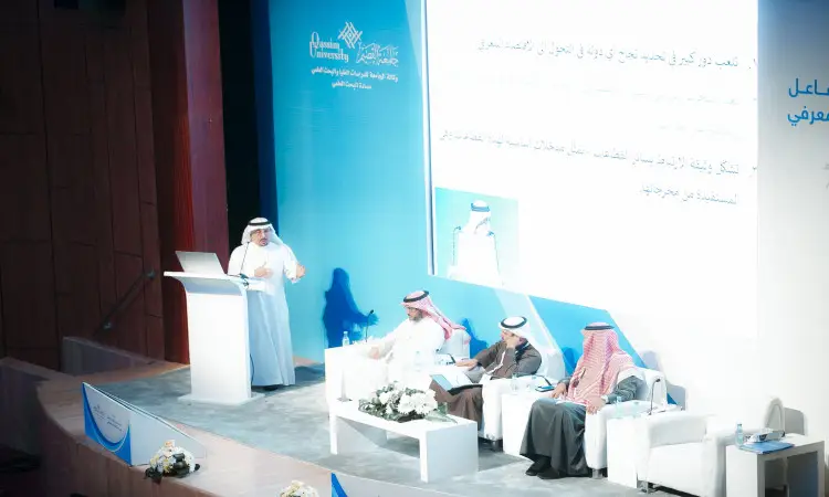 المتحدث مرتدياً زيّاً سعودياً تقليدياً يشتمل على شماغ سعودي، ليعترفاً من منصة الخطابة على المسرح، بينما يجلس جواره ثلاثة رجال يلتزم زياً بالتساوي ويضعون الشماغ السعودي، على الكراسي بيضاء. في شاشة عرض خلفية كبيرة تحمل نصوصًا باللغة العربية وتسلط الضوء على "الهدف التاسع".