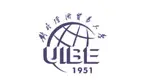 شعار جامعة UIBE يشمل الاسم الأول للجامعة تحت الأرض بتصميم مميز، ويلو الشعار أحرف مقوسة، في حين يظهر عام 1951 أسفل التصميم. ويعكس الشعار الأزرق والبيضاء الهدف التاسع، كما جاء في تقرير حديث.