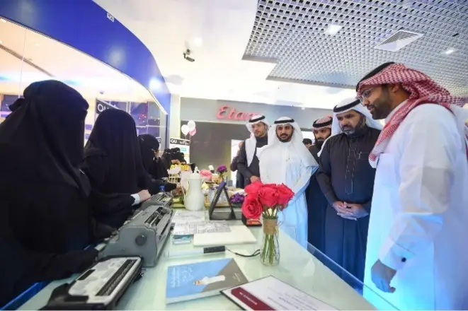 يجتمع عدد من الرجال، وينشأون مجموعة الشماغ أو الغترة السعودية والزي التقليدية، حول طاولة عرض باقة من الزهور وعدد كبير من الكتب والتقارير وبعض المعدات، وذلك في بيئة حديثة. يسود المكان الرسمي والتفاعلي ينسجم مع تحقيق الهدف العاشر.