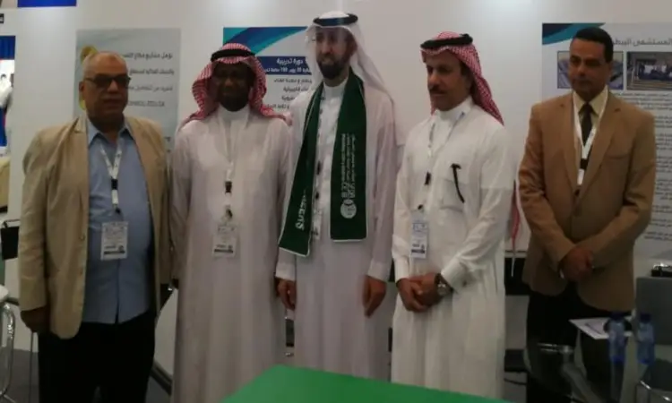 يجتمع خمسة رجال جنباً إلى جنب في فعاليات أو مؤتمرات داخلية، ويرتدون بطاقات تعريفية. بعد أن توصلوا إلى لوحات معلوماتية أبرزت "التقرير" و"الهدف الثاني". استجابة لثلاثة من الحضور الزي السعودي الرسمي مع الشماغ أو الغترة السعودية، بينما يرتدي الثلاثة بدلات الرجال.