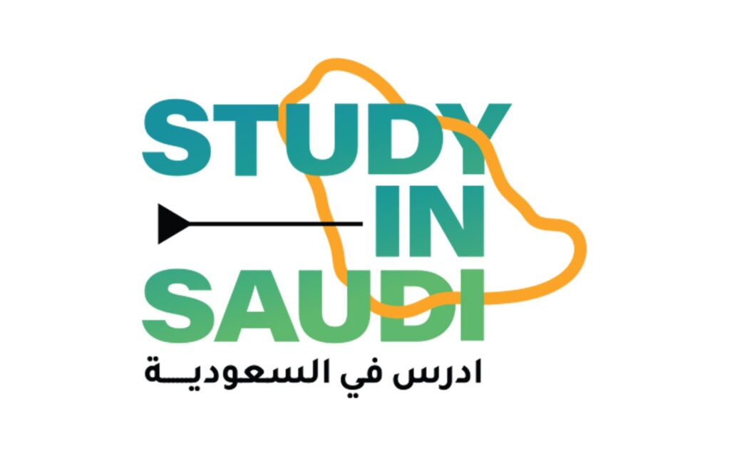 شعار يتضمن عبارة "ادرس في السعودية" بخط عريض عريض وبألوان خضراء وزرقاء، رسم خارجي لخريطة المملكة العربية السعودية بالبرتقالي، ويظهر أسفله نصيبه مكتوب عليه "في السعودية"، مع الإشارة إلى برامج المنح الداخلية ودليل القبول يراعى إبراز الطابع الرسمي لجامعة القصيم ويمكن تضمين عناصر تعكس الهوية الوطنية مثل الشماغ السعودي أو الغترة السعودية حسب القواعد المعتمدة للجامعة.