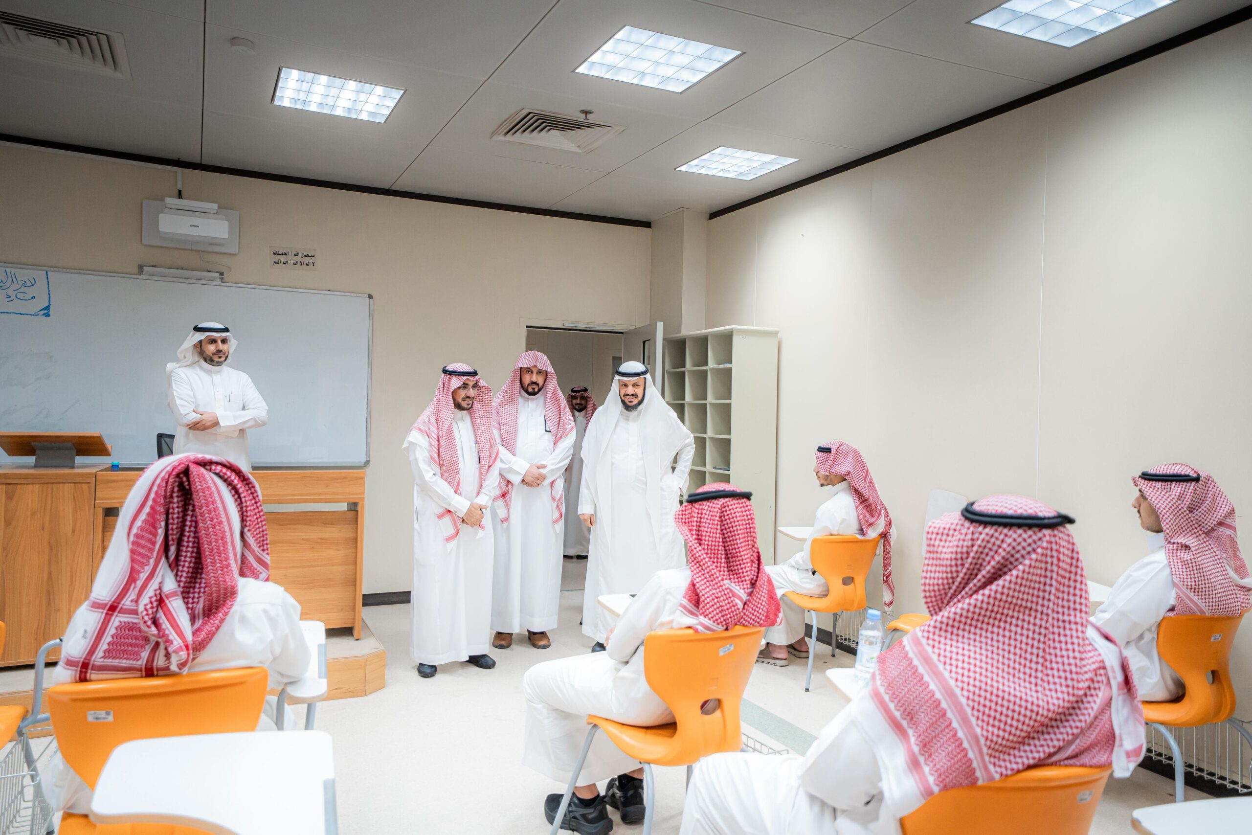 بدء فعاليات العام الجامعي الجديد في قاعة قاعة دراسية بجامعة القصيم بحضور الطلاب والأساتذة.