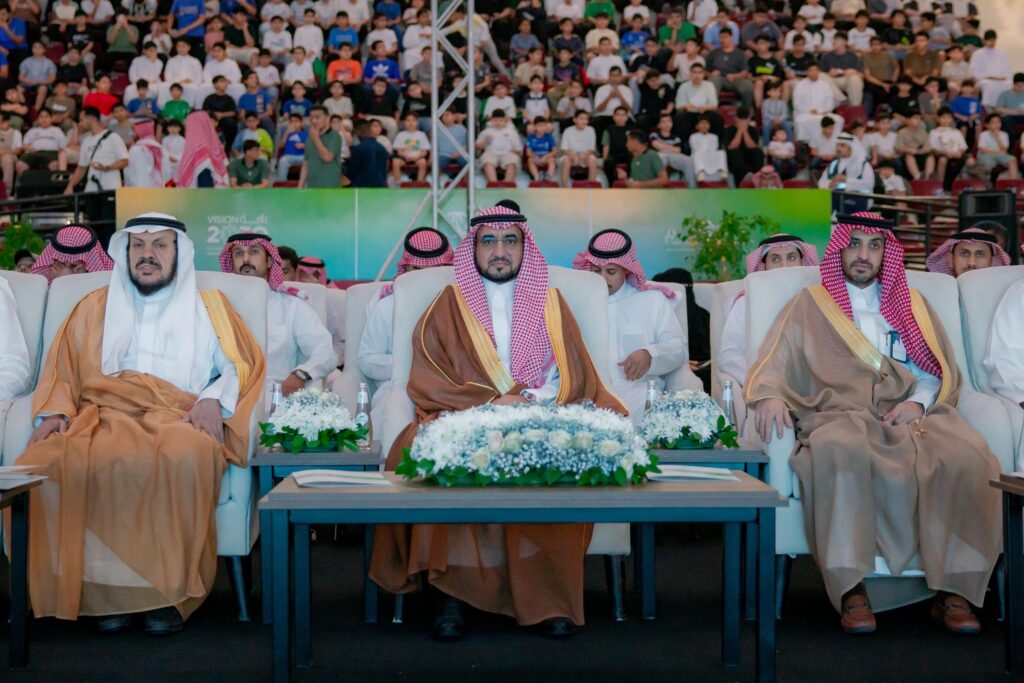 شخصيات أكاديمية بارزة بحفل ختام النادي الصيفي بجامعة القصيم بحضور رئيس الجامعة.