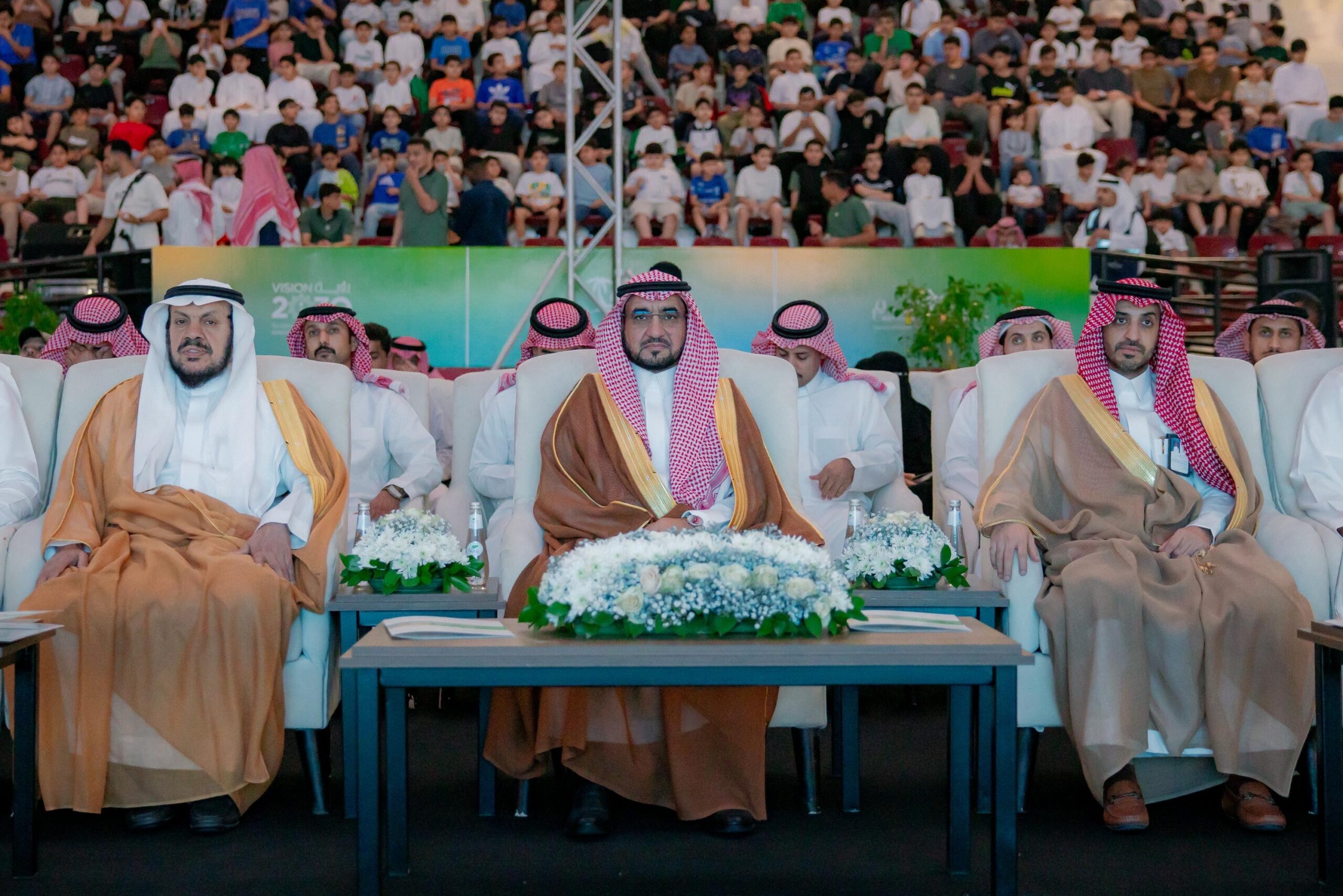 شخصيات أكاديمية بارزة بحفل ختام النادي الصيفي بجامعة القصيم بحضور رئيس الجامعة.
