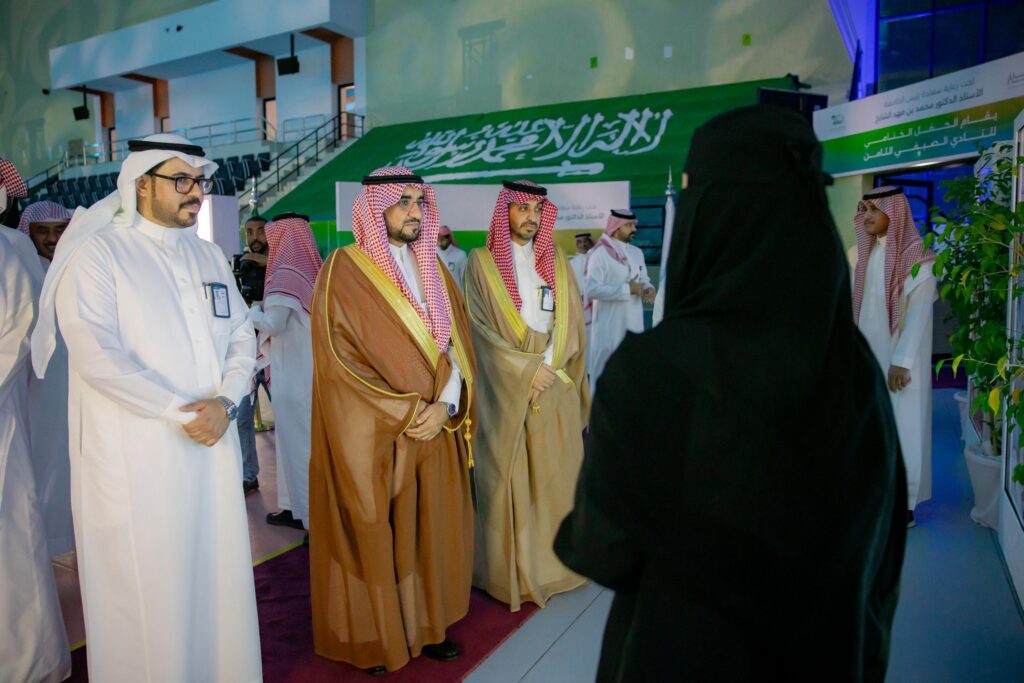 رئيس جامعة القصيم يحضر حفل ختام النادي الصيفي بحضور منسوبي الجامعة وأعلام المملكة.