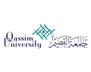 شعار جامعة القصيم بكتابة عربية وإنجليزية، وتصميم هند يعبر عن الهوية الأكاديمية الإسلامية.