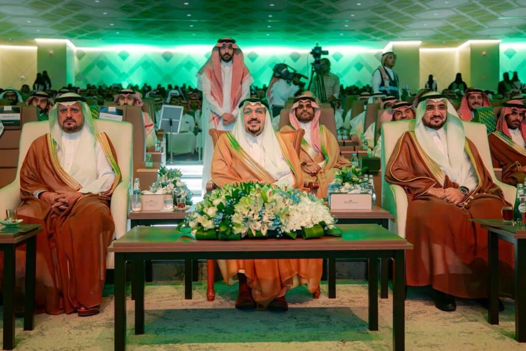 قيادات وأعضاء جامعة من جامعة القصيم في الصف الأول باحتفال اليوم الوطني الـ95 بحضور أكاديمي واسع.