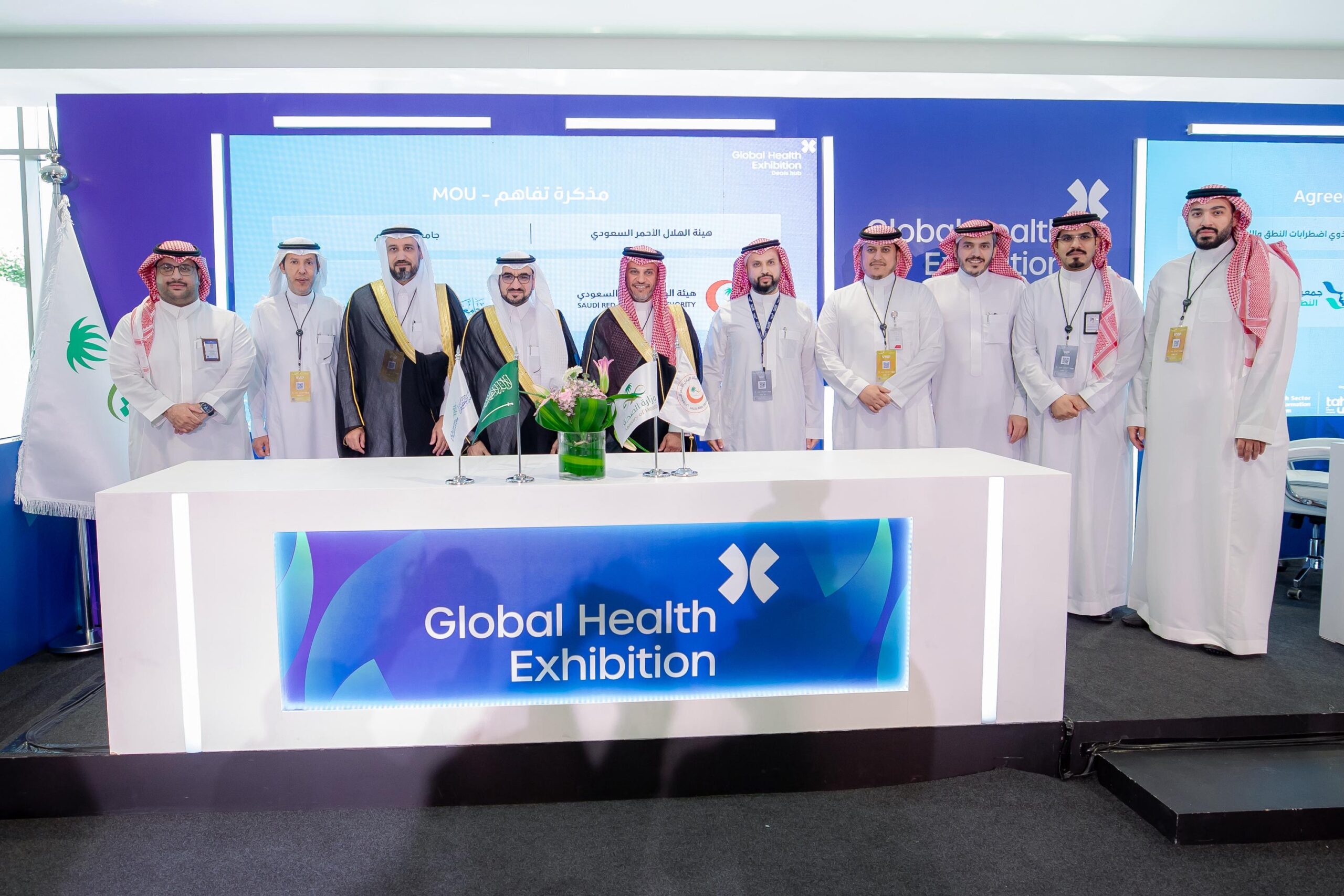 ممثلون جامعة القصيم يشاركون في معرض الصحة العالمية لتعزيز الابتكار الأكاديمي.