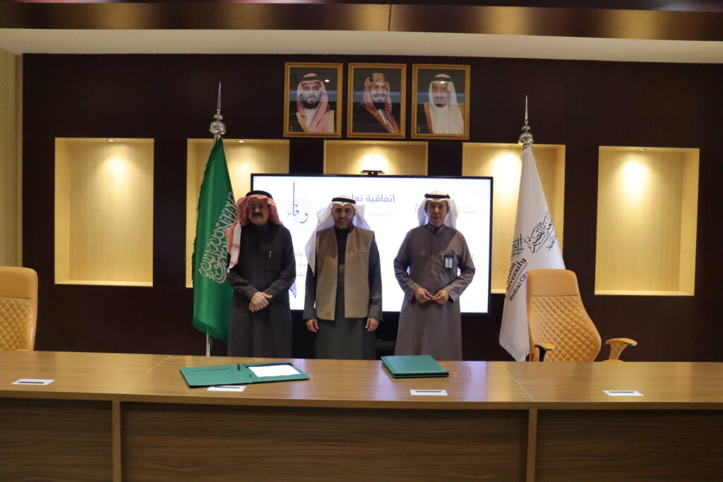 A health cooperation agreement between Qassim University and a governmental body in the presence of prominent leaders.