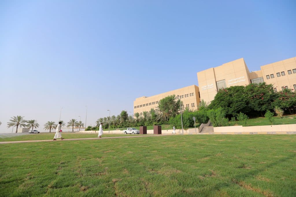 Wide spaces in front of the Qassim University building are labeled in Arabic, reflecting a Saudi academic environment.