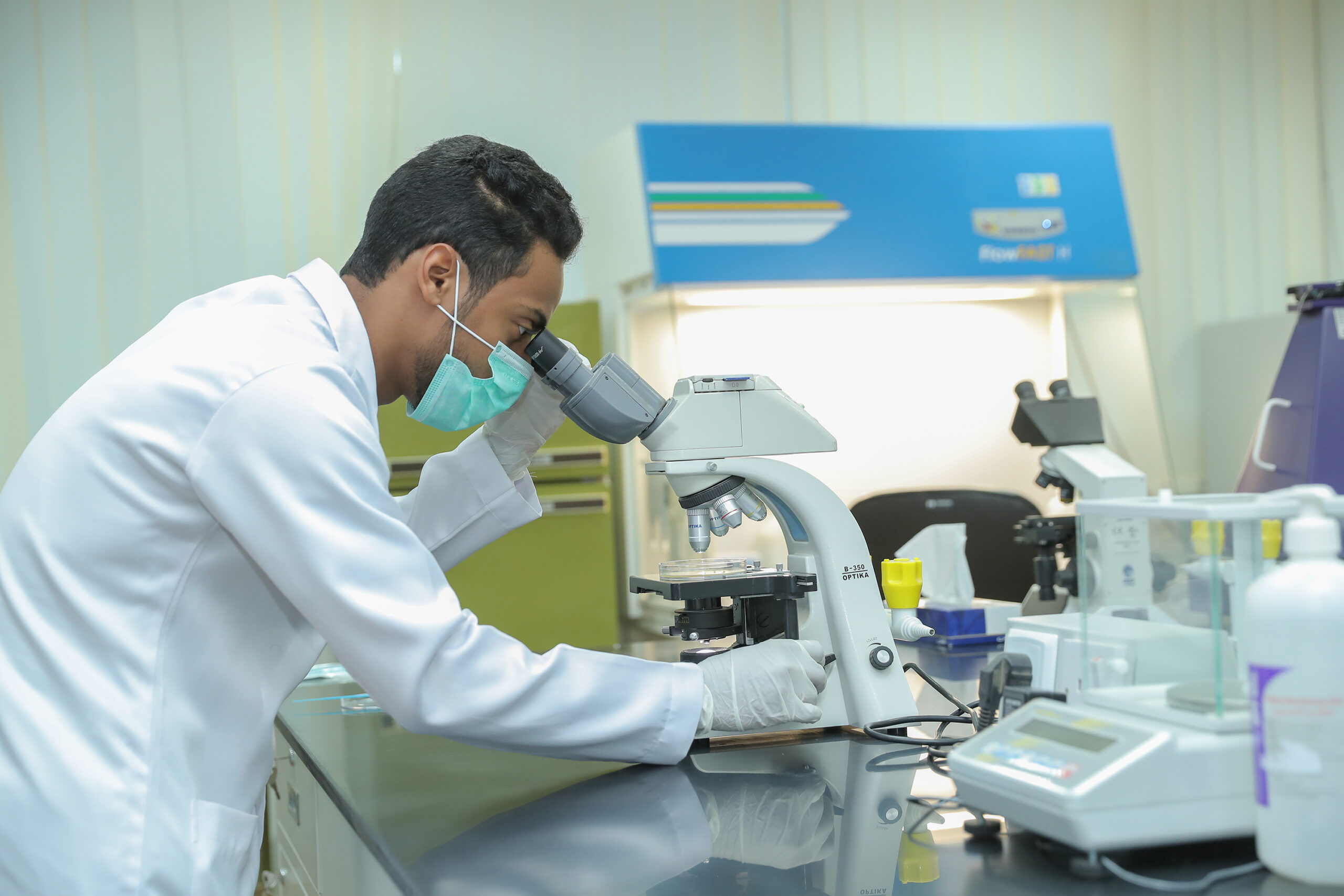 A researcher at the Advanced Materials Engineering Laboratory at Qassim University conducts an advanced scientific experiment.