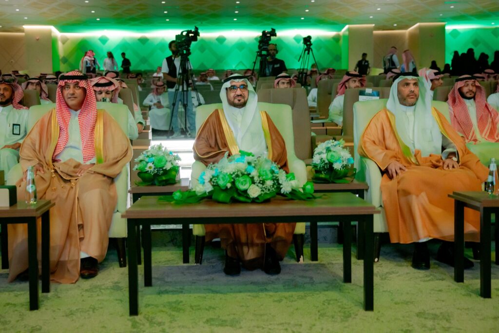 الحضور في المؤتمر في المؤتمر الجغرافي بجامعة القصيم، تفاعل أكاديمي يعكس قيم المجتمع السعودي.