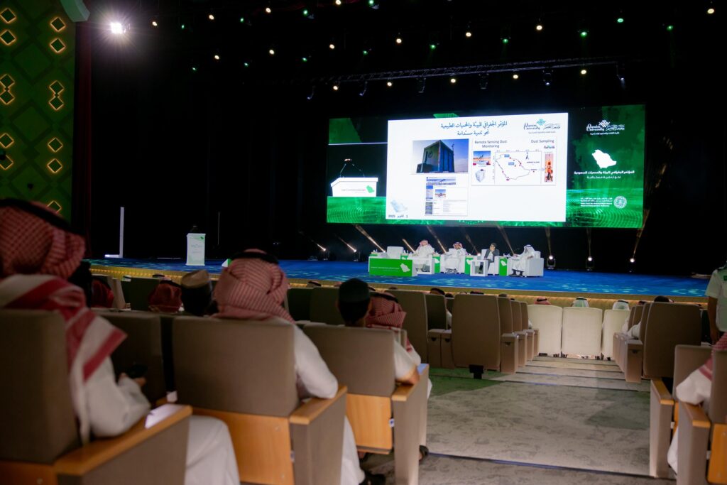حضور أكاديمي بجامعة القصيم يتابع عرضًا علميًا حول المحميات السعودية في مؤتمر جغرافي.