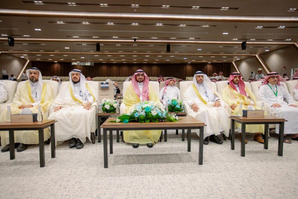 حضور احتفال اليوم العالمي للمعلم بقاعة جامعة القصيم في أجواء أكاديمية رسمية.