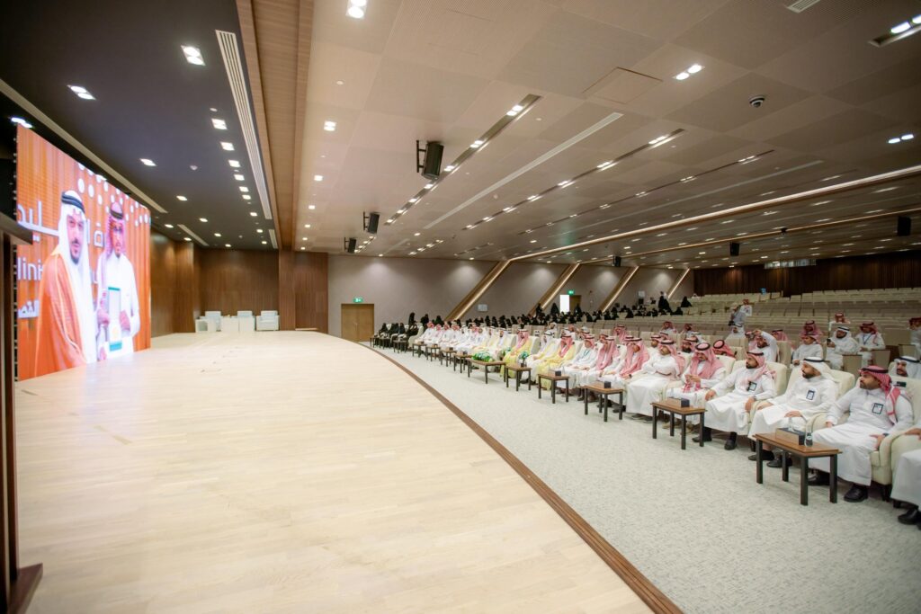 قاعة مؤتمرات حديثة بجامعة القصيم تستضيف فعالية اليوم العالمي للمعلم.