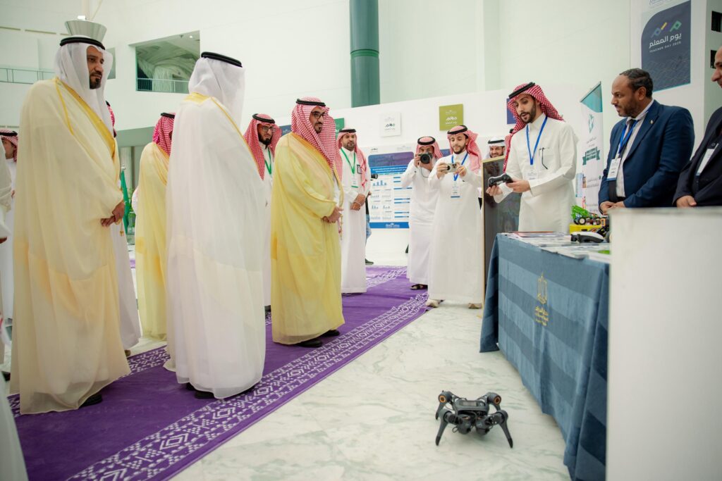 عرض تقني ضمن فعالية اليوم العالمي للمعلم بجامعة القصيم في أكاديمية أكاديمية رسمية.