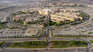 الحرم الهندسي بجامعة القصيم من الأعلى، حائز على الاعتماد الدولي، وسط بيئة صحراوية.