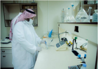 A researcher at Qassim University works in a lab that analyzes water and applies environmental protection measures.