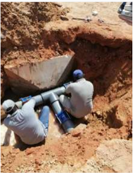 عمال ينجزون أعمال تمديدات أعمال مدارس وفق معايير البناء، بدعم الحفاظ على الموارد في جامعة القصيم.