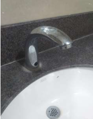 حنفية استشعار مرشدة للمياه بمغسلة عصرية بجامعة القصيم تعزز الكفاءة والاستخدام الرشيد.