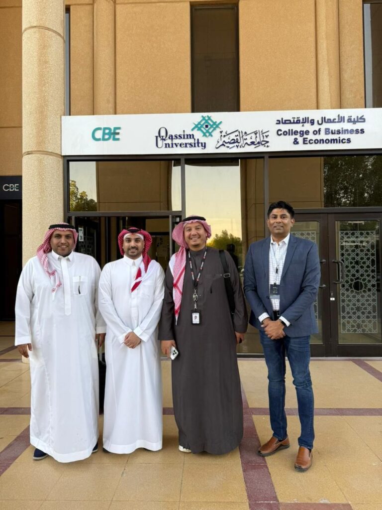 أعضاء جامعة جامعة القصيم يحتفلون بإنجاز أكاديمي في تحدي الأمن السيبراني أمام كليتهم.