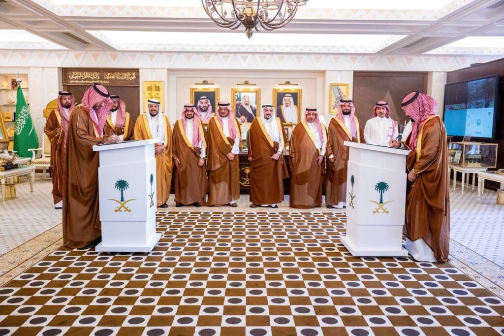 إعلان شراكة بين جامعة القصيم والشركة السعودية للخدمات الأرضية في قاعة وطنية رسمية.