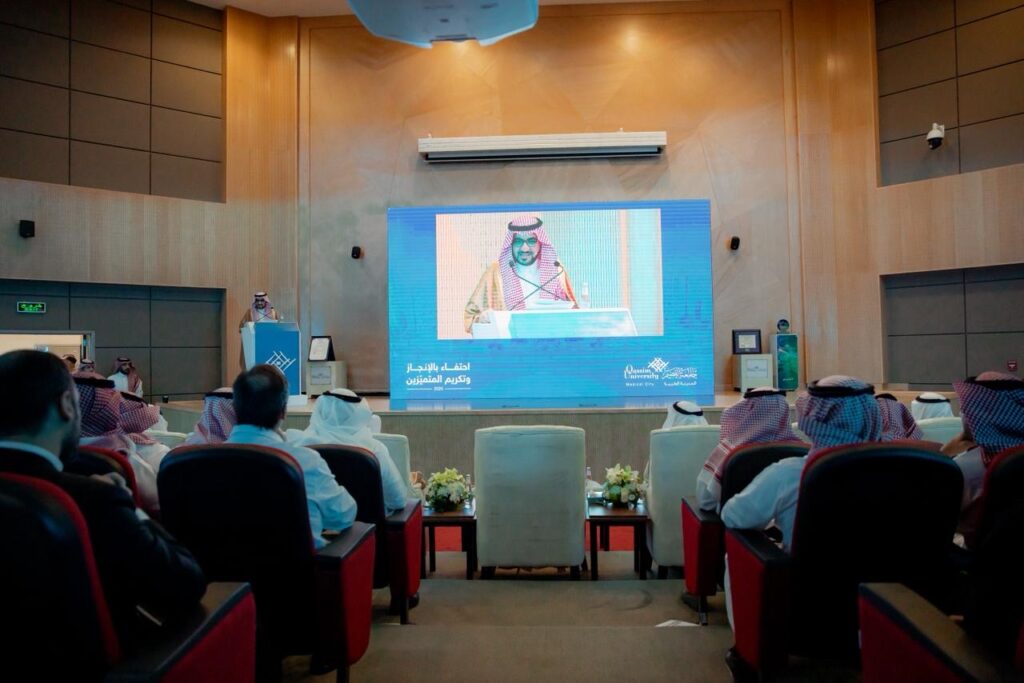 حضور أكاديمي في جامعة القصيم لفعالية عن الاعتمادات الطبية ضمن بيئة علمية سعودية.