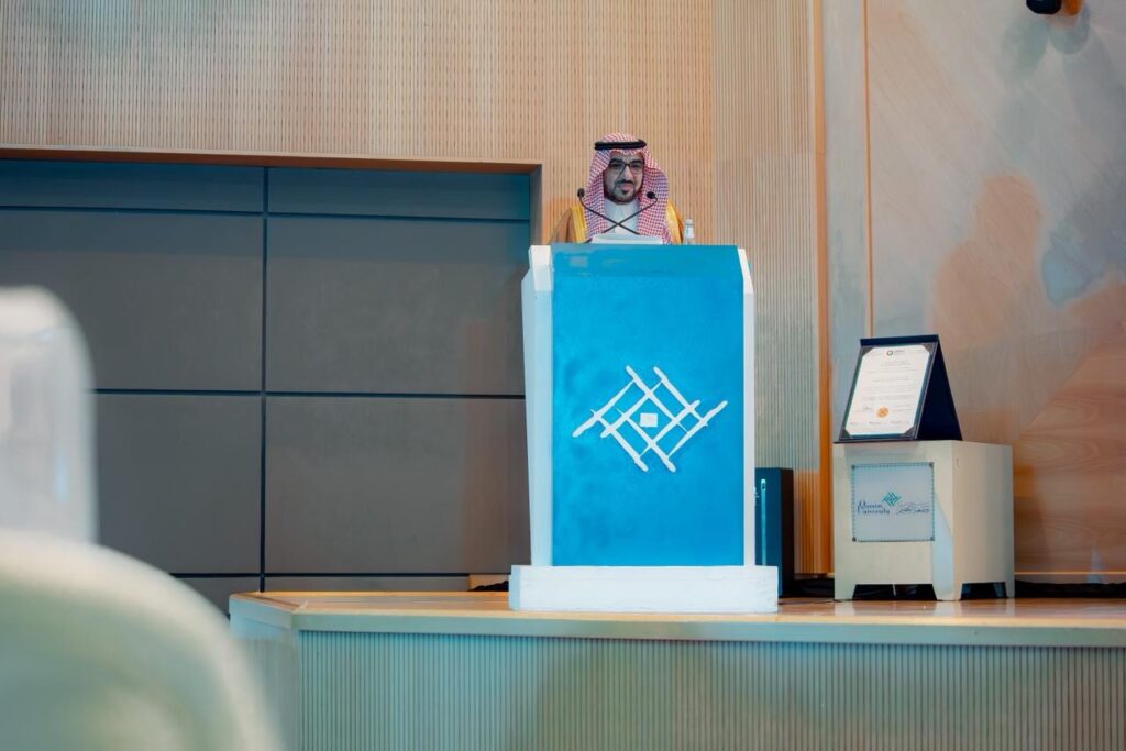 رئيس جامعة القصيم يتحدث في فعالية أكاديمية حول الاعتمادات الطبية داخل الحرم الجامعي.