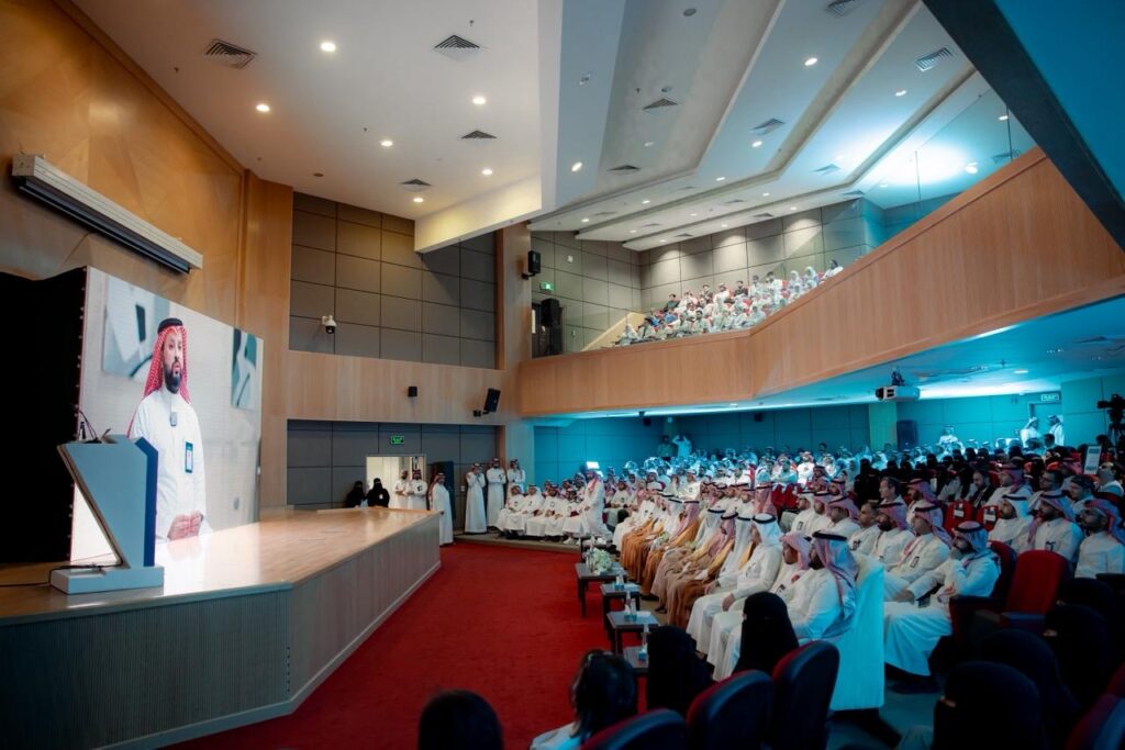 حضور أكاديمي في قاعة قاعة القصيم لمتابعة كلمة رئيس الجامعة في المدينة الطبية.