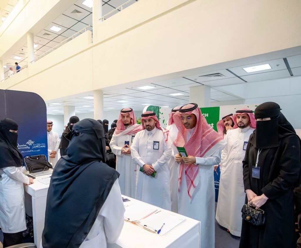 Attending the scientific research forum for all sciences at Qassim University.