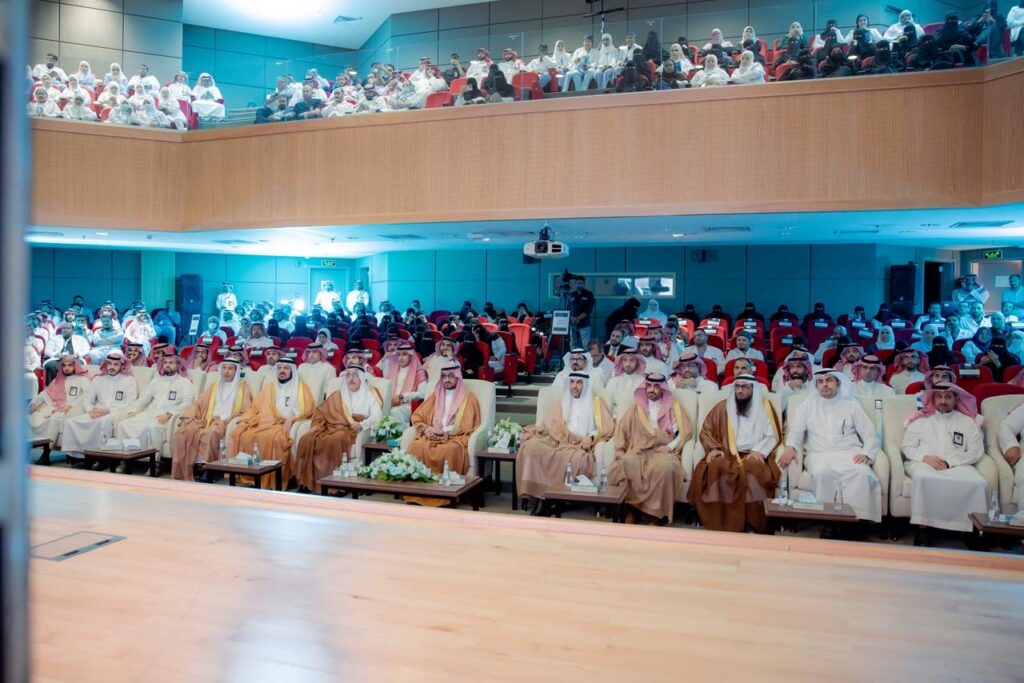 حضور أكاديمي واسع في قاعة المدينة الطبية بجامعة القصيم لمناسبة جامعية رسمية.
