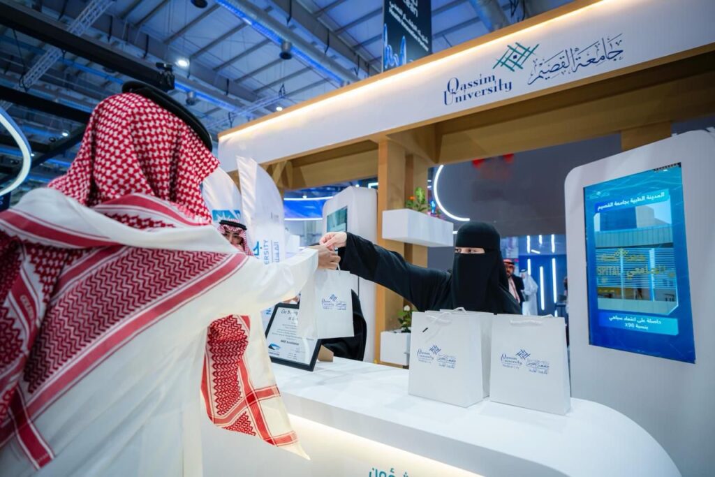 تسليم هدية أكاديمية بجناح جامعة القصيم في ملتقى الصحة العالمية 2025 بالرياض.