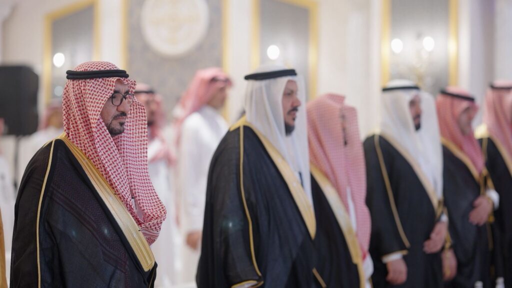 اجتماع رسمي لأعضاء من رئاسة أمن الدولة في جامعة القصيم ضمن فعالية أكاديمية.