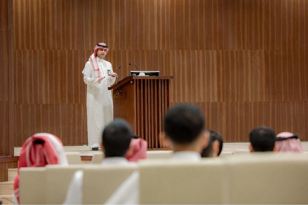 إلقاء كلمة رسمية حول اختبار التخصصات الصحية في قاعة جامعة القصيم.