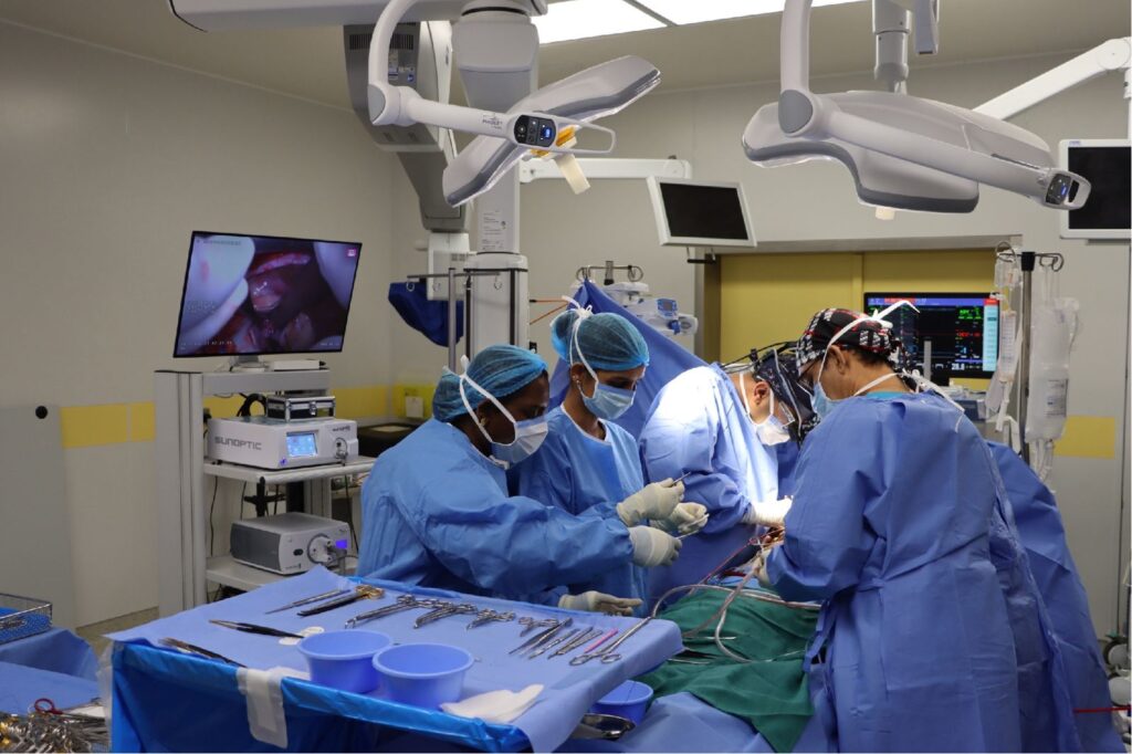 فريق جراحة القصيم يُجري عملية قلب مفتوح في المدينة وفق المعايير السعودية.