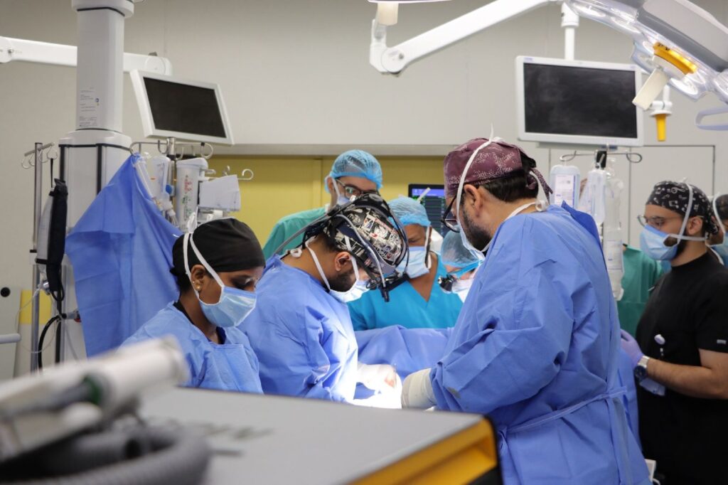 إجراء عملية جراحية دقيقة بفريق طبي في غرفة عمليات وزارة القصيم.
