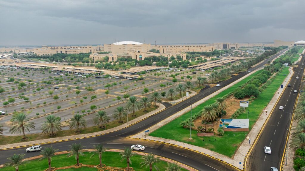 منظر من جوي لحرم جامعة القصيم يبرز المباني والمرافق في بيئة أكاديمية سعودية.