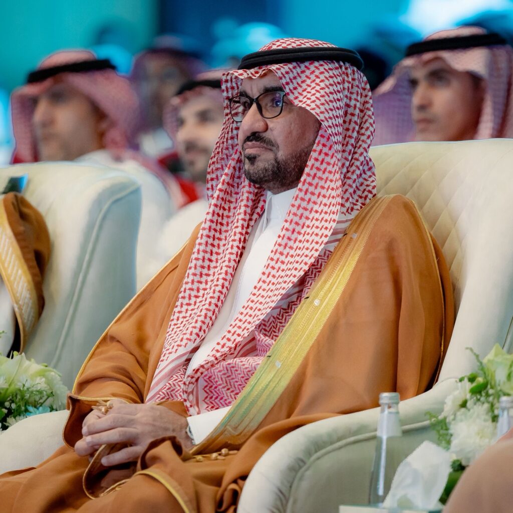 حضور أكاديمي لمسؤول في جامعة القصيم خلال فعالية اعتماد طبي بالجامعة.