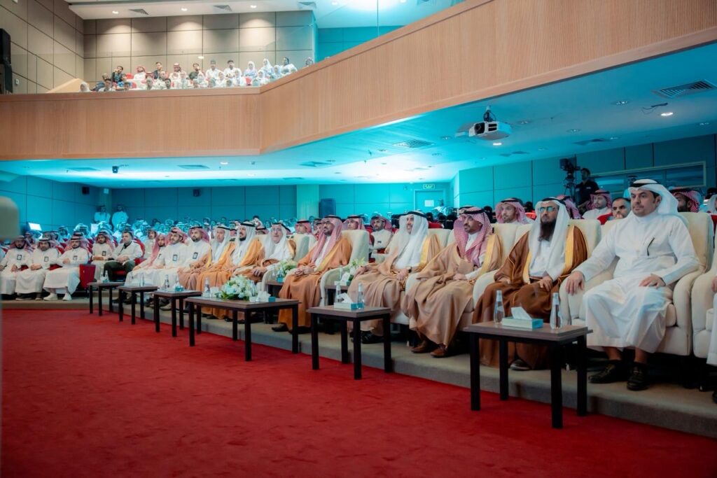 حضور أكاديمي في قاعة المدينة الطبية بجامعة القصيم لمتابعة فعالية جامعية رسمية.
