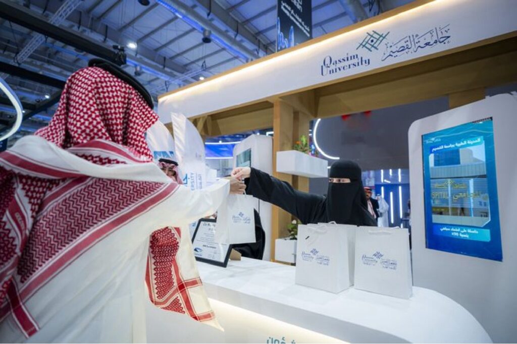 Delivering a certificate at the Qassim University Council within the Global Health Forum.