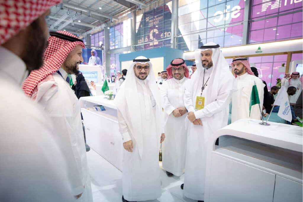 مشاركون في ملتقى الصحة العالمية 2025 يناقشون قضايا أكاديمية بمركز الرياض للمعارض.