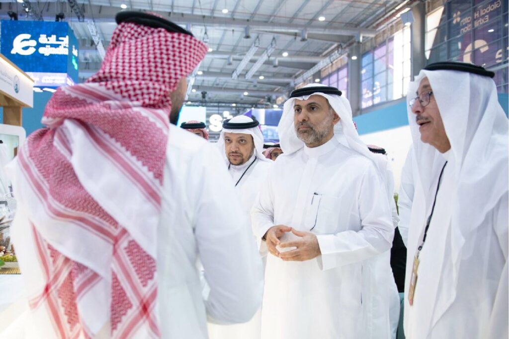 نقاش أكاديمي في جناح معرض المدينة الطبية بملتقى الصحة العالمي ضمن جامعة القصيم.