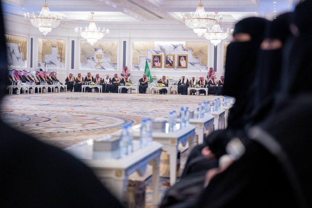 فعالية أكاديمية جامعة القصيم في قاعة مزينة بصور ووثائق وهوية سعودية.