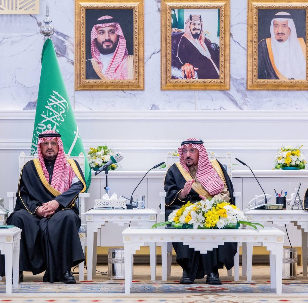 توقيع مسودة اتفاقية بين سعوديين في قاعة جامعة القصيم.